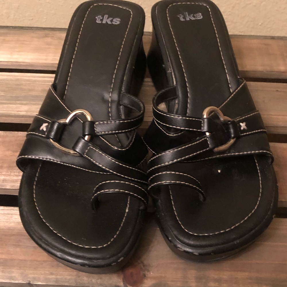 🐸 TKS Black Wedge Sandals w/ Heart